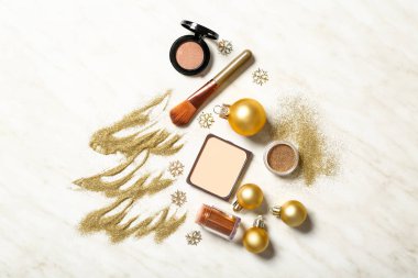 Beyaz arka planda kozmetik ürünleri olan Noel kompozisyonu