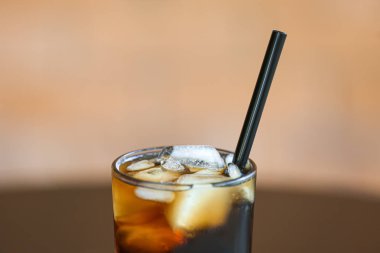 Bulanık arka planda bir bardak soğuk kola, yakın çekim
