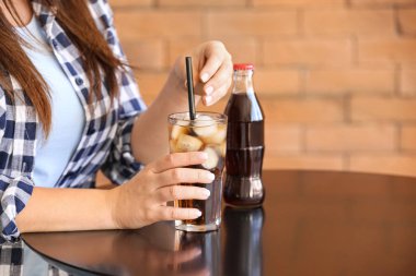 Kafede soğuk kola içen kadın