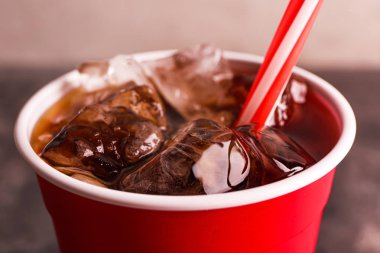 Soğuk kola fincanı, yakın çekim