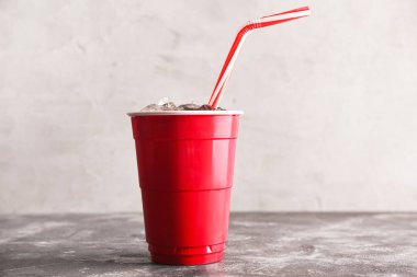 Gri arka planda soğuk kola fincan