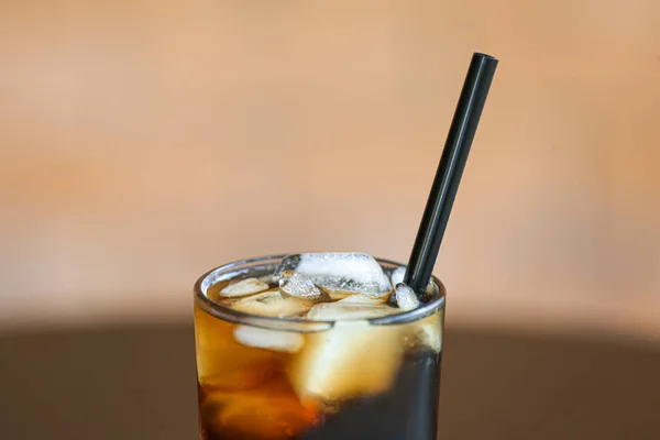Glass of cold cola on blurred background, closeup — Stock Photo, Image