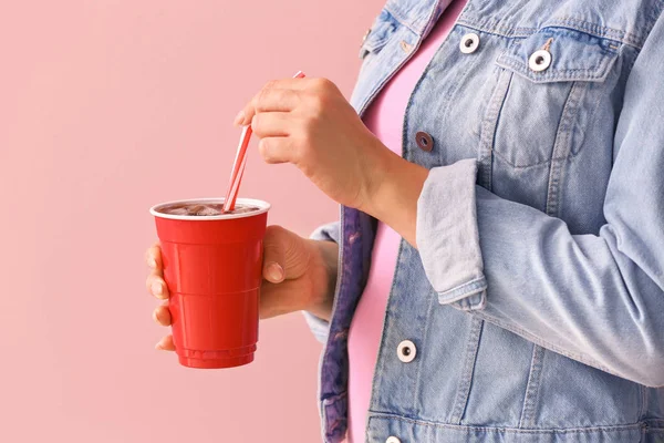 Wanita dengan secangkir cola pada latar belakang warna, closeup — Stok Foto