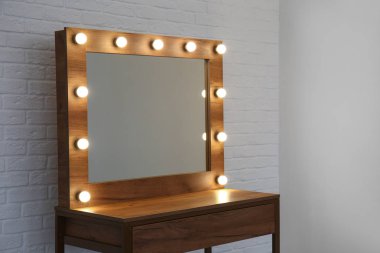 Modern makyaj odasında şık ayna ve masa