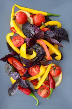 Tabakta lezzetli salata, üst görünüm