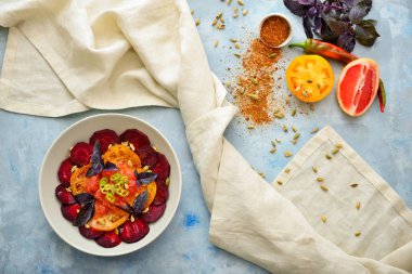 Renkli arka planda lezzetli sebze salatası ve baharatlar ile Bowl