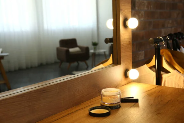 Elegante espejo y tocador con cosméticos de maquillaje — Foto de Stock