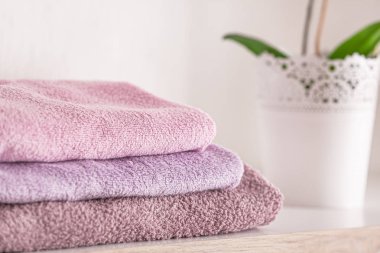 Odada masaya temiz havlu yığını, closeup