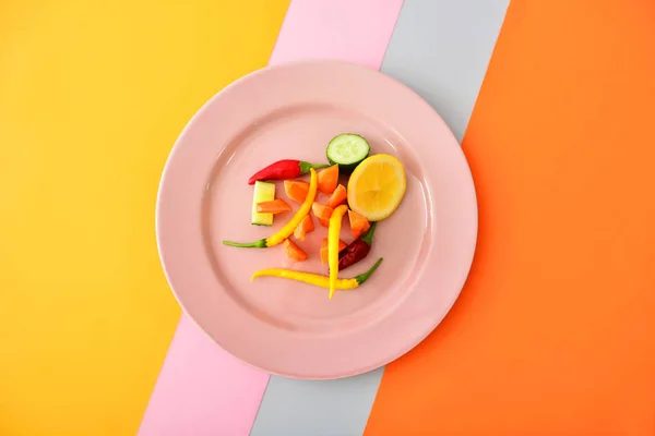 Тарелка с вкусным салатом на цветном фоне — стоковое фото