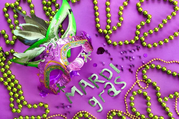 Composición para la celebración de la fiesta del Mardi Gras (Martes gordo) sobre fondo de color — Foto de Stock