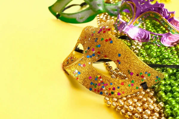 Праздничные маски с декором на цветном фоне — стоковое фото