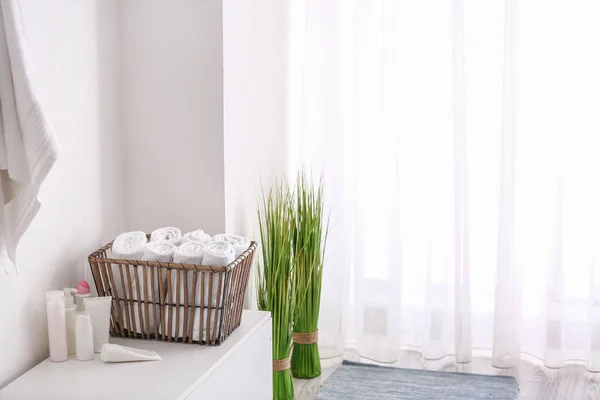 Basket with clean towels in bathroom — Stock Photo, Image