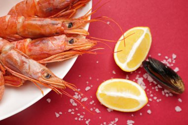 Renkli arkaplanda lezzetli karidesli tabak