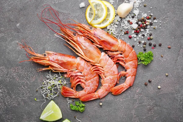 Tasty shrimps with spices on grey background — Stock Photo, Image