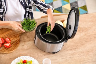 Kadın mutfakta modern çoklu ocak kullanarak