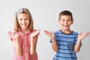 Açık arka planda mutlu çocukların portresi