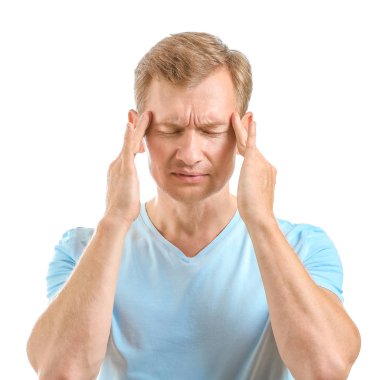 Beyaz arka plan üzerinde vurguladı adam portresi