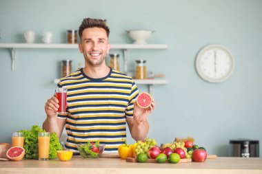 Mutfakta sağlıklı ürünleri olan yakışıklı adam. Kilo kaybı kavramı