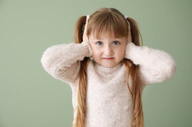 Renkli arka planda stresli küçük kız portresi