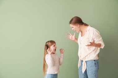 Renkli arka planda kavgacı anne ve küçük kızının portresi