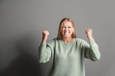 Gri arka planda kızgın kadın portresi