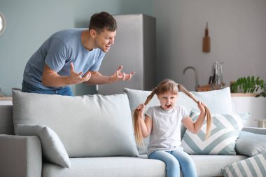 Öfkeli Baba evde kızını azarlama