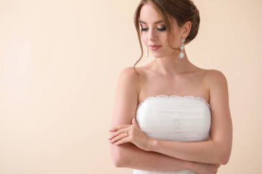 Işık arka planda güzel genç gelin portresi