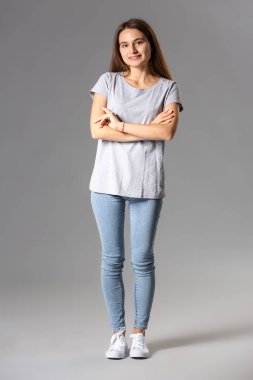 Gri arka planda şık t-shirt genç kız