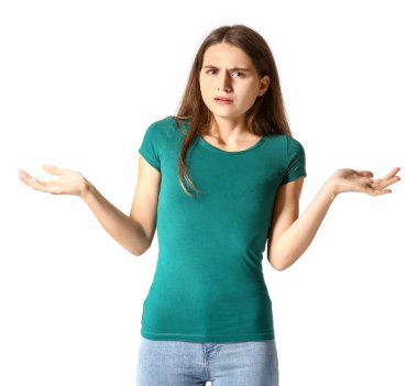 Beyaz arka plan üzerinde şık t-shirt karışık genç kız