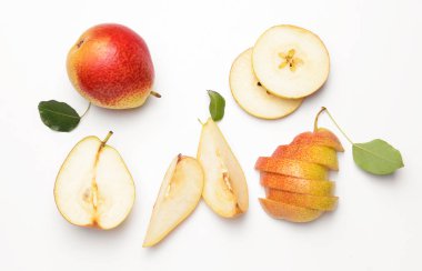 Beyaz arka planda tatlı olgun armut