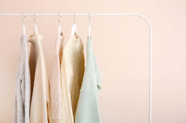 Hafif arka planda şık giysiler ile Rack