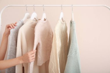 Rafta asılı giysi seçimi Kadın