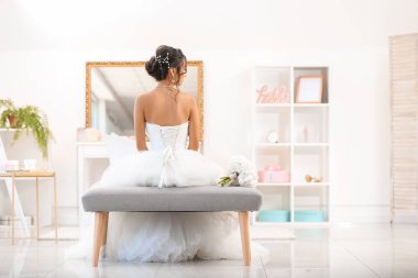 Evde güzel genç Asyalı gelin