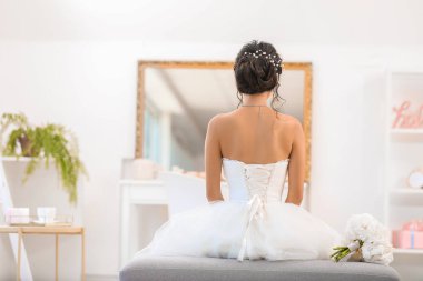 Evde güzel genç Asyalı gelin