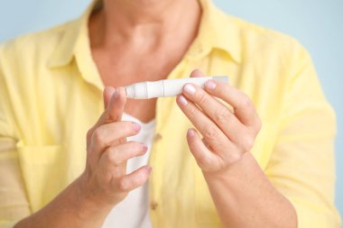 Diyabetik kadın mazgal kalemle, closeup kan örneği almak