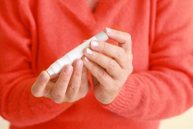 Diyabetik kadın mazgal kalemle, closeup kan örneği almak