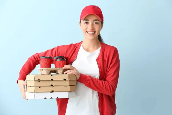 Vrouwelijke werknemer van Food delivery service op kleur achtergrond — Stockfoto