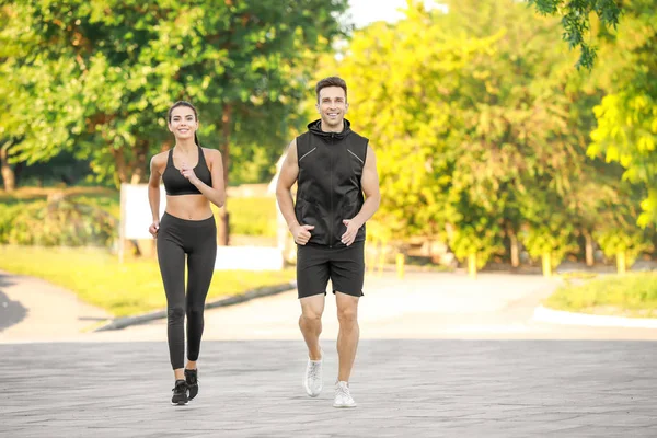 Deportiva joven pareja corriendo al aire libre —  Fotos de Stock