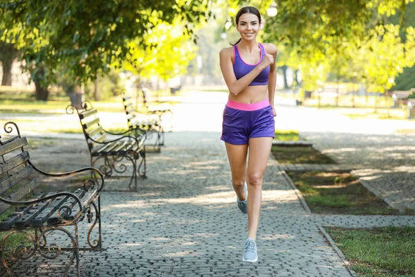 Parkta çalıştıran sportif genç kadın — Stok fotoğraf