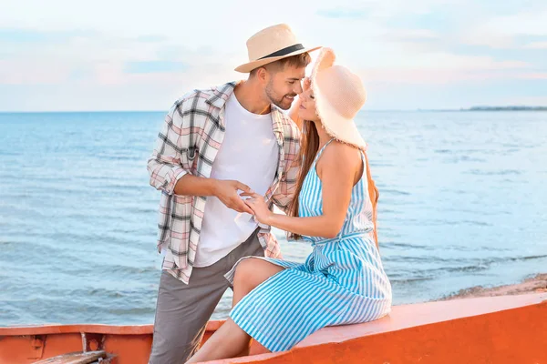 Casal feliz em barco no resort do mar — Fotografia de Stock