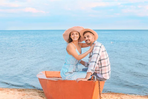 Happy couple in boat at sea resort — Stock Photo, Image