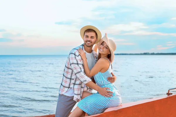 Happy couple in boat at sea resort — Stock Photo, Image