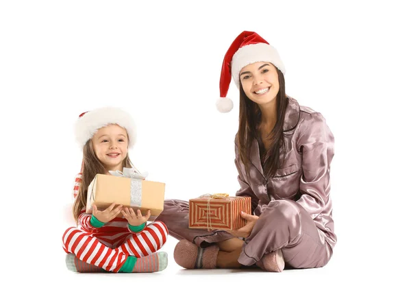 Mulher e sua filhinha com presentes de Natal no fundo branco — Fotografia de Stock