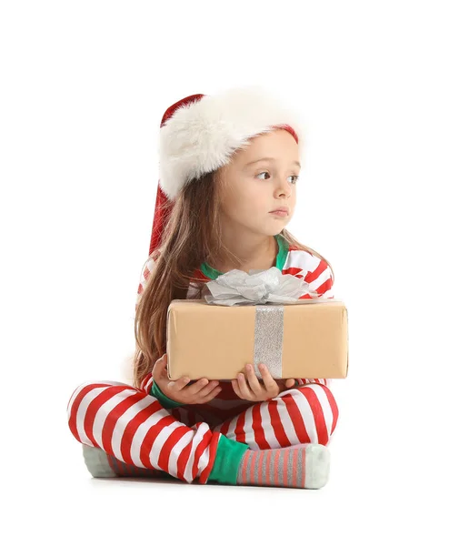 Menina bonito em chapéu de Santa e com presente de Natal no fundo branco — Fotografia de Stock