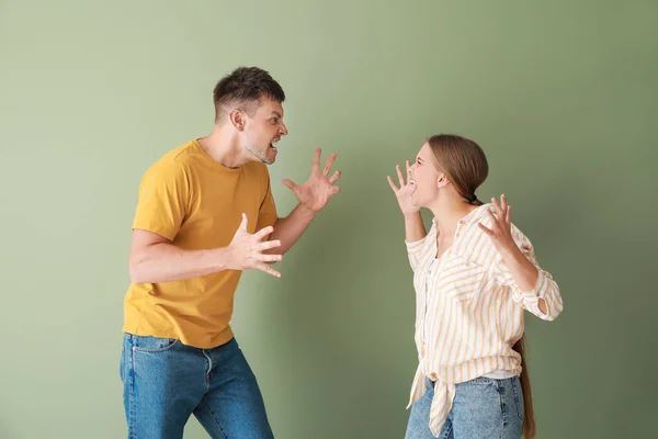 Portrait of quarrelling couple on color background — Stock Photo, Image