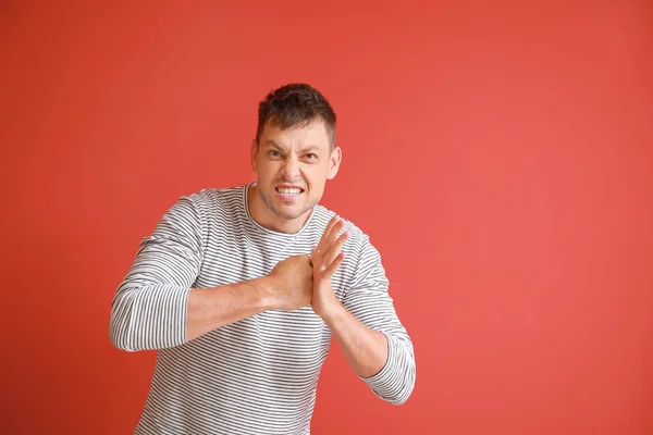 Portrait of angry man on color background — Stock Photo, Image