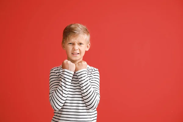 色の背景に怒っている小さな男の子の肖像画 — ストック写真