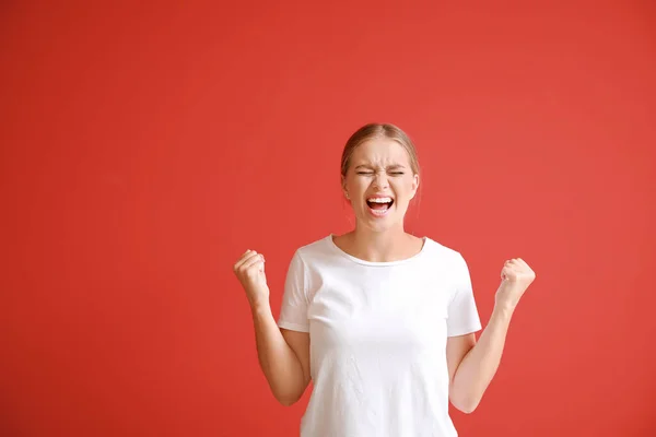 Retrato de mujer enojada sobre fondo de color — Foto de Stock