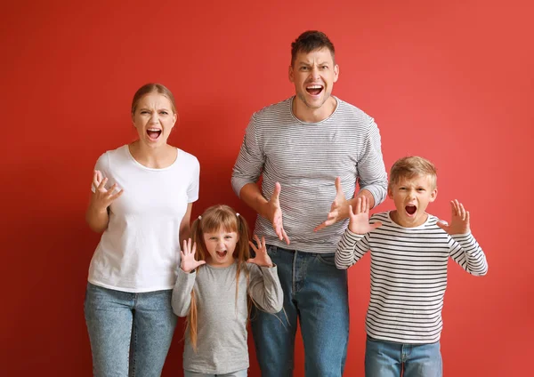 Ritratto di famiglia arrabbiata su sfondo colore — Foto Stock