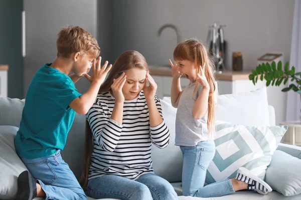 Crianças irritadas repreendendo sua mãe em casa — Fotografia de Stock